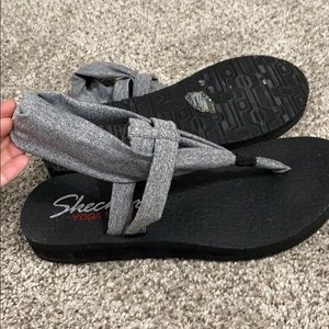 Black and grey sketchers sandals